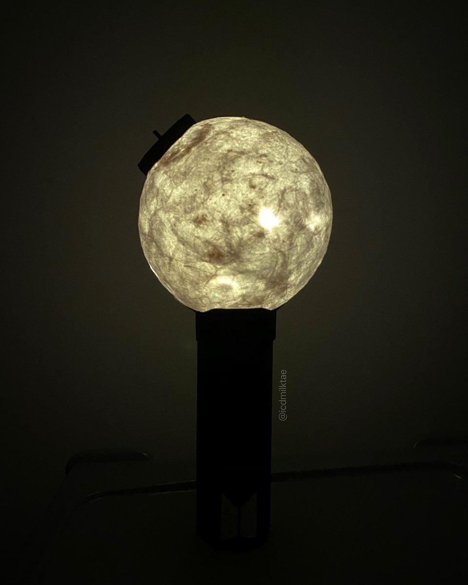 yoobieskoobies's tweet photo. didn’t have an army b0mb so i made one myself and it looks like the moon 🥺🌙 https://t.co/1n8ePo2Swp