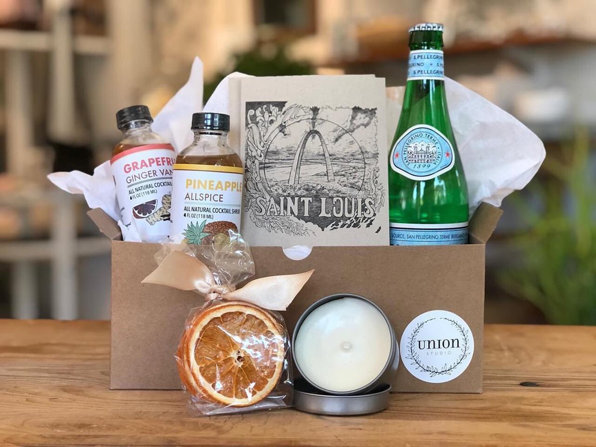 Larder_Cupboard's tweet photo. Check out this awesome #PatioPack by Union Studio! #HeirloomBottling Shrubs, @Larder_Cupboard citrus crisps, sparkling water, citronella candle, & a #STL card.
Check out all their gift boxes ๐ https://t.co/cfAIhrdwN5
#Curbside #Delivery #Shipping #WalkUp #314together https://t.co/FfrjnCBWzw