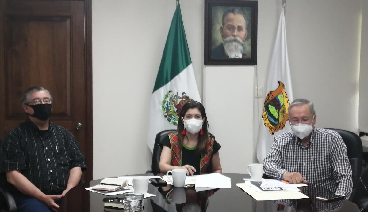 SofyCamil's tweet photo. Reunión de trabajo con @HiginioGlzC Secretario de @SEducacionCoah y con @Elibarlevi Coordinador de Difusión y Patrimonio Cultural de la @UAdeC para revisión de actividades en coordinación.
@GobDeCoahuila 
@mrikelme https://t.co/TlwAvfLHUc