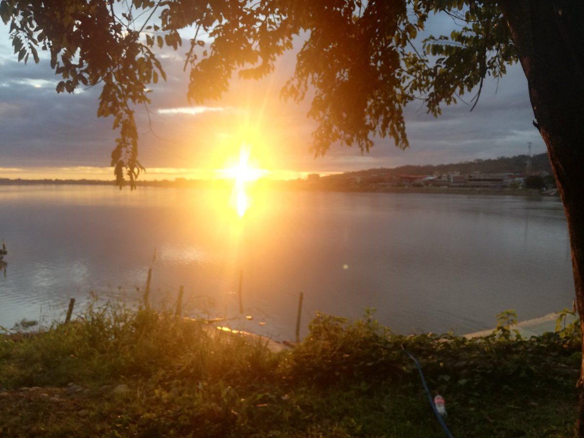 Hoy al amanecer saqué esta hermosa foto, se las comparto, si se observa bien parece una cruz, "siempre hay un amanecer glorioso después de la cruz"💓