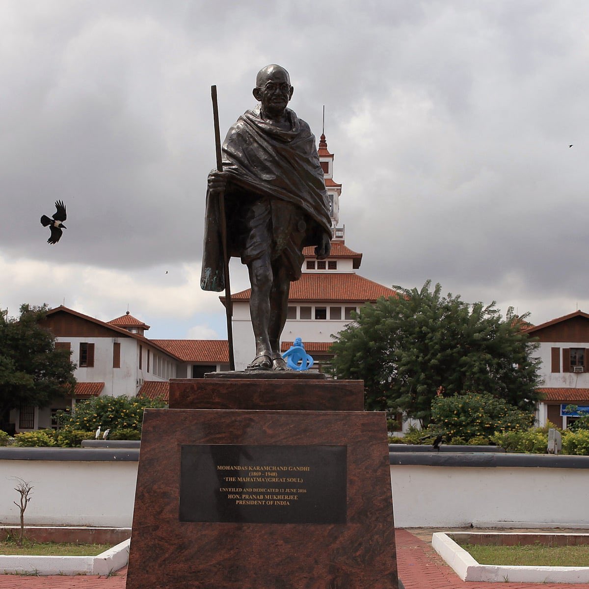 LEPARA_7's tweet photo. A RACIST. STUDENTS FROM THE UNIVERSITY OF GHANA REMOVING GHANDI'S STATUE. https://t.co/Fvk78nS5Q9