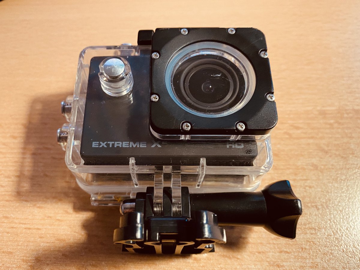 Iemand heeft wat Twittermagie nodig...
Deze camera is verloren in #Beek bij #Nijmegen.
Vertel me in een DM wat erop staat en ik reageer.

 Please retweet.