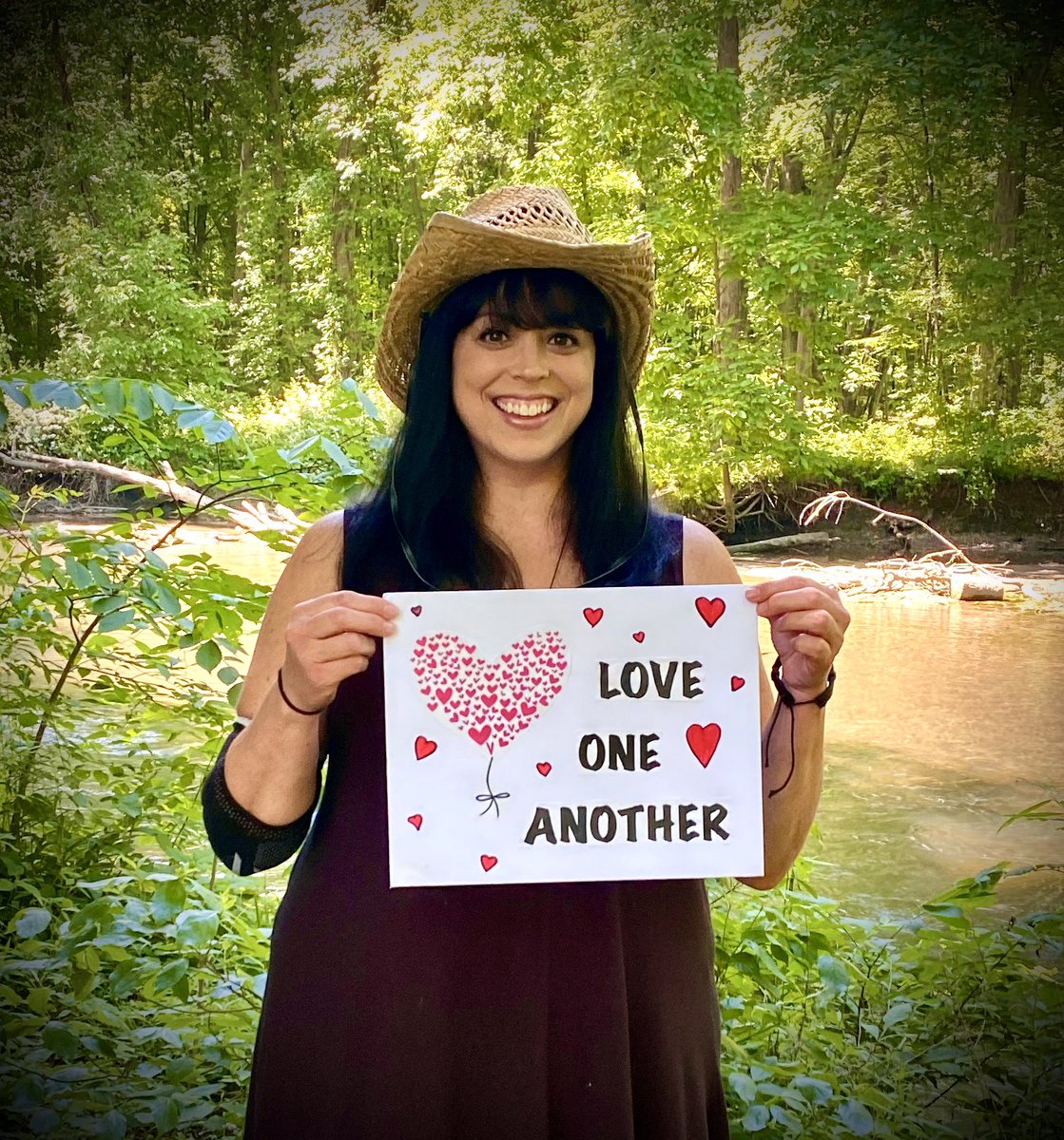 rg3829's tweet photo. LOVE ONE ANOTHER....❤️❤️❤️ https://t.co/OTyQmtgret