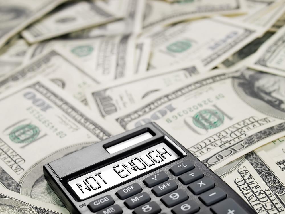 (1/9)Resolución de proyectos de investigación de la @AgEnInves:

➡️Se han concedido un 44% de los proyectos, pero algunos con recortes de hasta el 55% según <a href="/Checho_casas/">Sergio Casas Tintó</a> 

➡️Un 21% de los proyectos (1383) pasan el umbral de puntos (65) para ser financiables, pero no hay dinero.