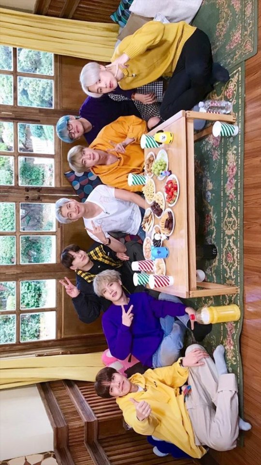 WhwlE's tweet photo. @mryfrsjy9_ Cuma ini harapan ku buat bts, jaga mental dan fisik.. entah inget perkataan namjoon di break the silence "Jika kami (bubar) maka kami sudah lelah fisik dan mental"😭 dan untuk army semoga makun besar makin royal dan juga bisa bijak menghadapi haters💜 #7YearsWithBTS @BTS_twt https://t.co/EyJwIrdMR5