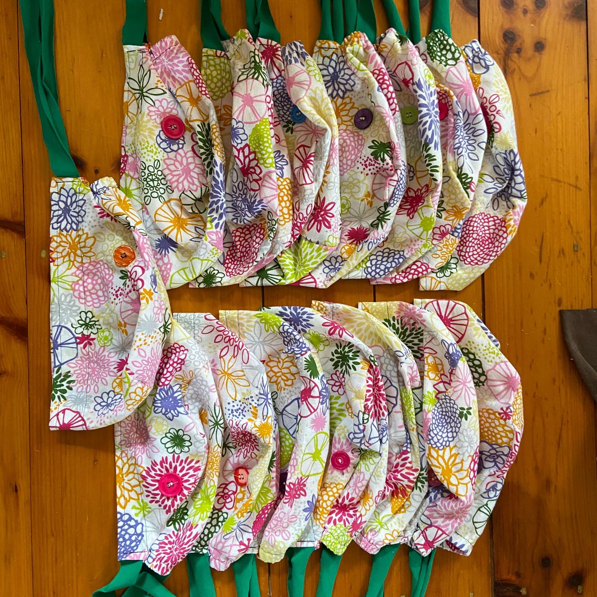 UofGAlumni's tweet image. #FeelGoodFriday story: our team member Heidi has sewn 100 surgical caps for Guelph General Hospital, Groves Hospital, &amp;amp; local paramedics. She&apos;s also made close to 200 masks for essential workers, friends, co-workers, &amp;amp; neighbours! Thank you Heidi for helping to #ImproveLife 💛