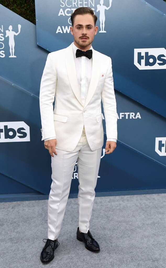 #shagradua 

Apareció a su lado. Hacía meses que no salía de su mundo y, claro, el abandono era real.

-Joder, estás preciosa.