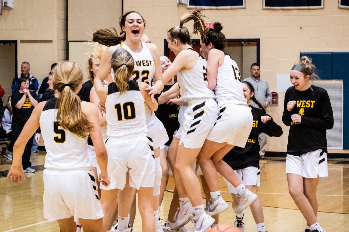 MrSibelEng's tweet photo. Our first senior graduating today: is Jess Broskey: @jbroskeyy 

Jess is the definition of a first in, last out player. She also runs a heck of a twitter account. Jess will be going to Nova next year to study Chemical Engeneering! 

#gobucks #buckforlife @cbwestgbb @CBWestHS https://t.co/jPVzcnCznr