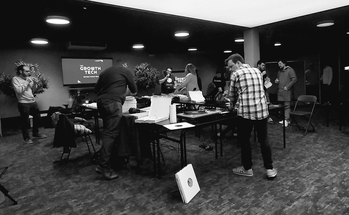 MathThebault's tweet photo. Et à la fin d'un épisode #GrowthTech, c'est pizzas, bières et DJ Set 😎 https://t.co/UpZbY653PJ