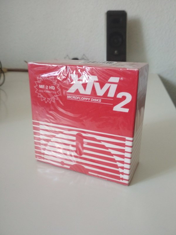 nolotiro's tweet photo. Regalan esta caja de 10 disquetes en Sevilla, ¡para nostálgicos! (seguro también puedes usarlos para decorar muchas cosas) https://t.co/l6cagrYUAN https://t.co/D0StVpsynx