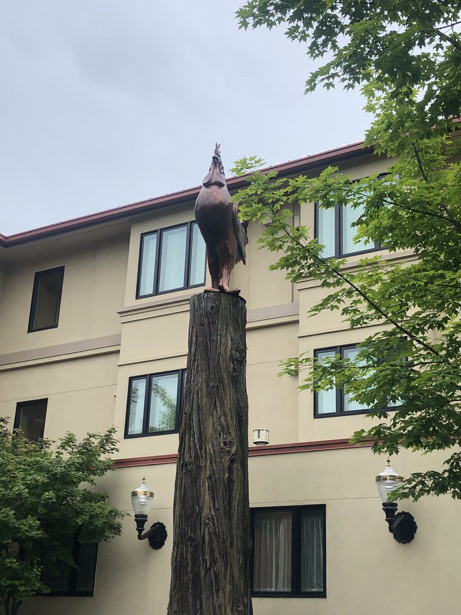 Petition to replace the Pion**r with the weird rooster a on tree statue from the 5th street market