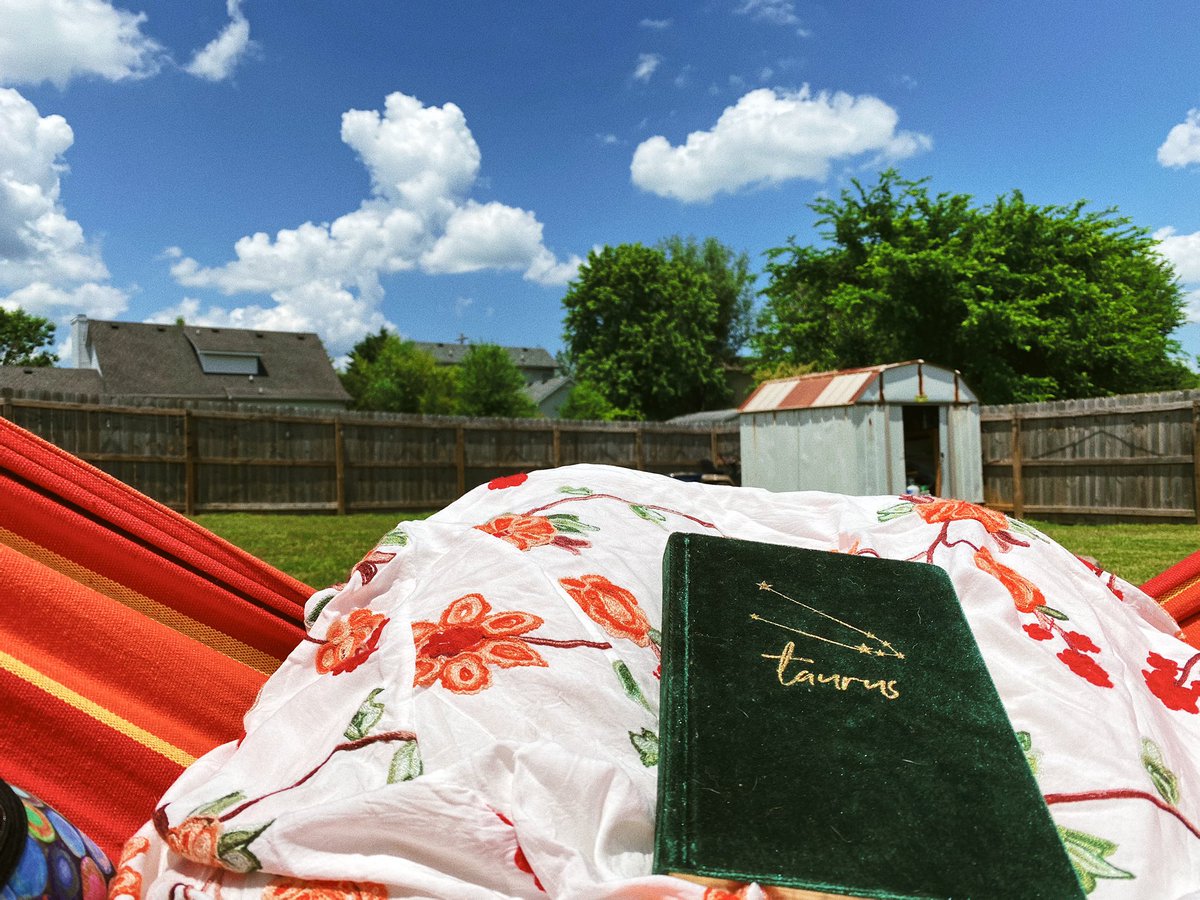 catalinasmusic's tweet photo. #30DaysOfMulti - Day 12: ‘Desenfoca’ is to pull out of focus so that in a way, you can come back to focus with a clear and fresh perspective.💆🏻‍♀️🌅 During quarantine, I have been desenfocando by absorbing all of the sun and breeze outside, cooking a lot, reading, writing, drawing.. https://t.co/sgQ0In2JdL