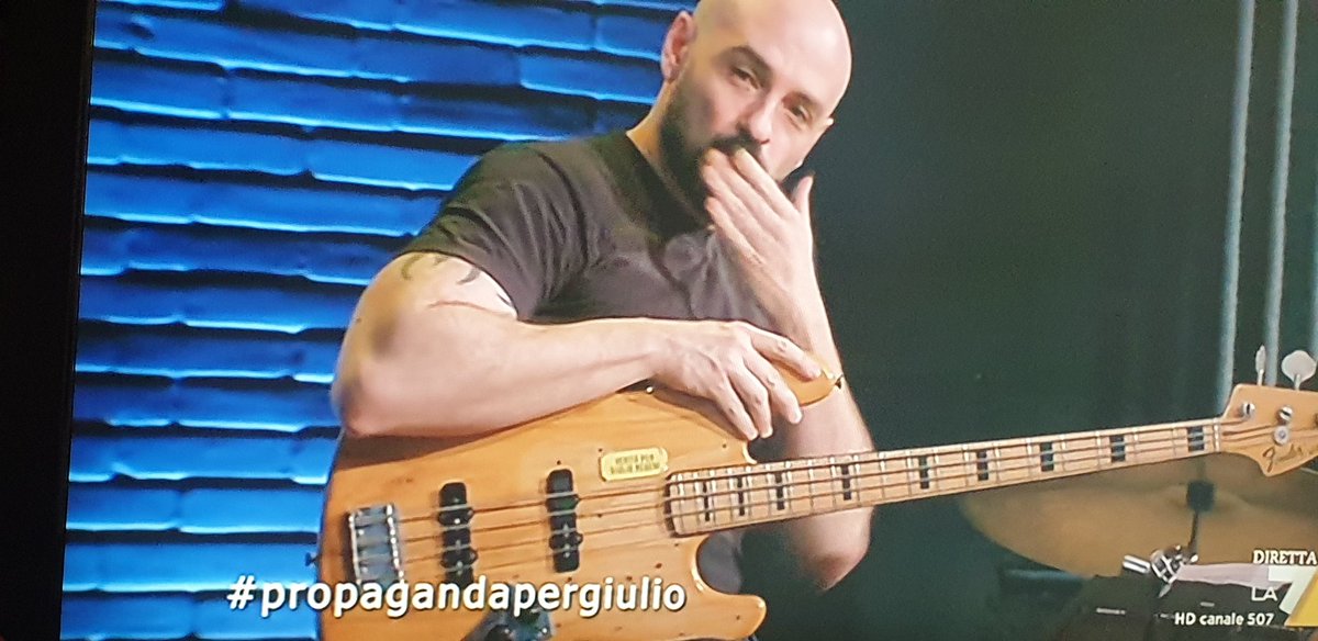 Il bassista #GabrieleLazzarotti della #PropagandaOrchestra manda un bacio e sorride, un po' commosso: sul suo basso c'è da sempre '#veritapergiulioregeni'. I Regeni lo ringraziano, noi tutti pure. 
#propagandalive 
#propagandapergiulio