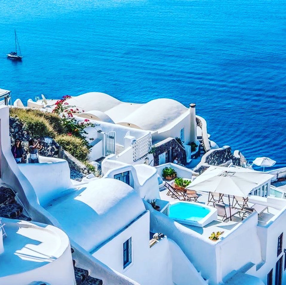 [EVASION] #grece🇬🇷 
Et si on plongeait dans l’univers grec ? Imaginez...les couleurs blanches des villages, le bleu des Cyclades.

Une saine et goûteuse gastronomie ou encore la découverte de son histoire et ses monuments ! 

Un pur bonheur à vivre à absolument 🤩