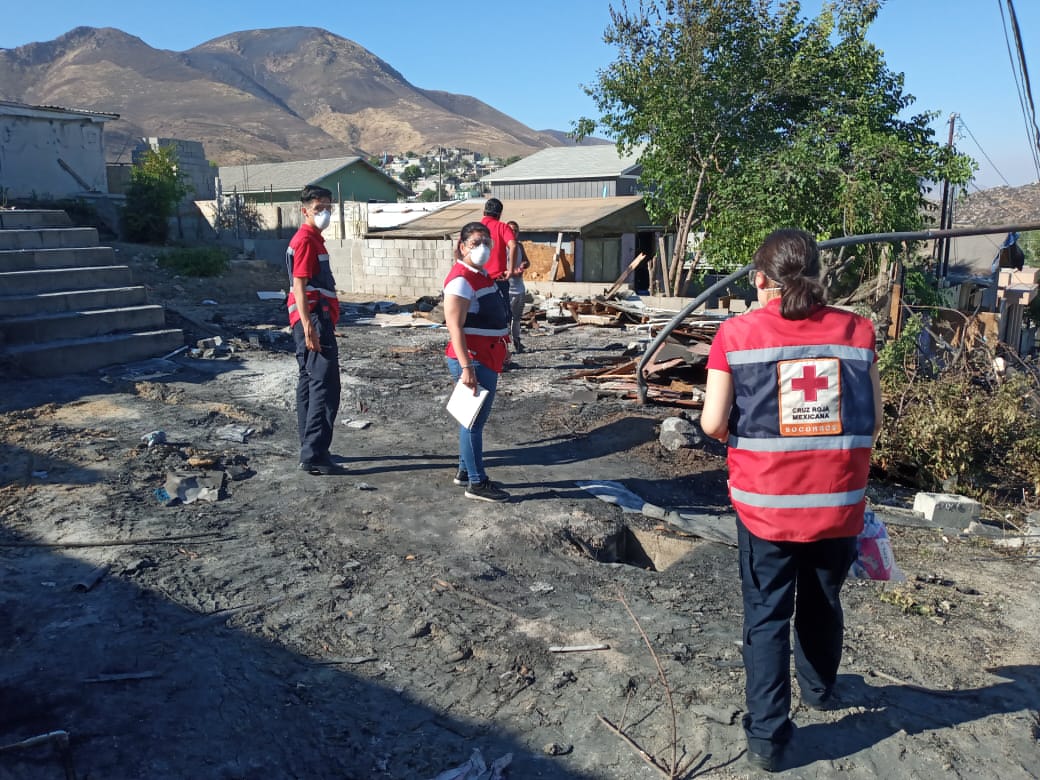 CruzRojaMXBC's tweet photo. En apoyo a 15 familias de las colonias Independencia y Terrazas del Valle, afectadas por los recientes incendios en Tijuana, #CruzRojaBajaCalifornia entregó kits de higiene para adultos y bebés, cobijas y bebidas hidratantes Isolite. 
Nuestra #solidaridad con las familias. https://t.co/nqhoSB6YnV