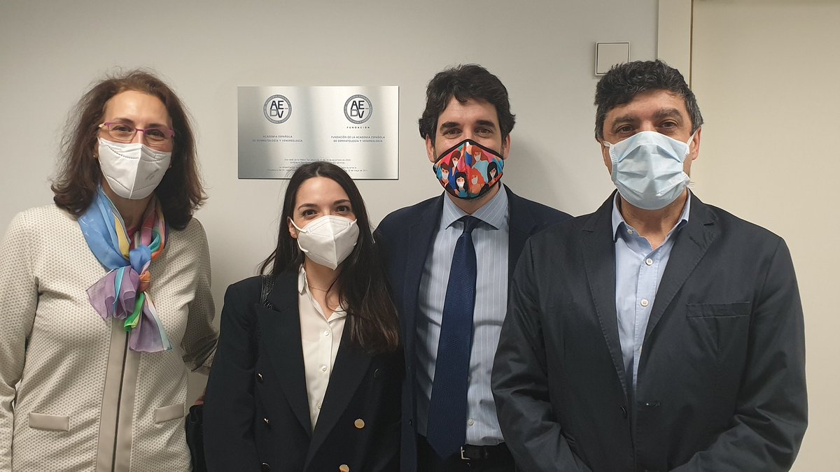 Muy contentos de recuperar la actividad académica de la SCAEDV. 13 comunicaciones de muy alto nivel, enhorabuena a los ponentes, que se han ajustado al modelo virtual perfectamente. Foto desde la sede de la AEDV con el Dr. Herranz, la Dra. Tasobares y la Dra. Vico. #dermatología