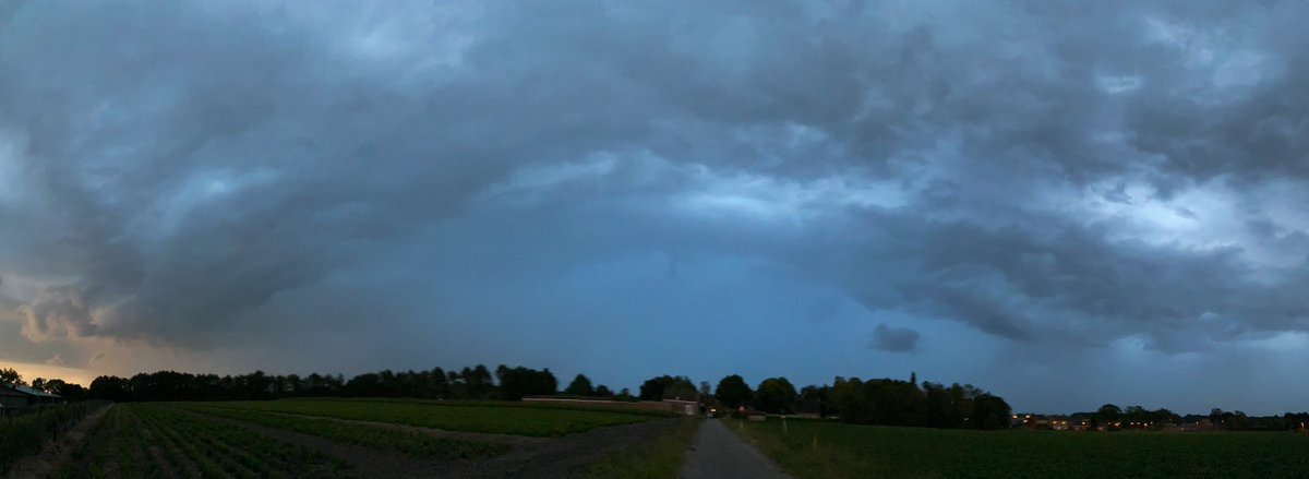 mrefke's tweet photo. #onweer @Art_of_thunders @NoodweerBenelux #roosendaal en #Nispen https://t.co/U0ZMBntw1W