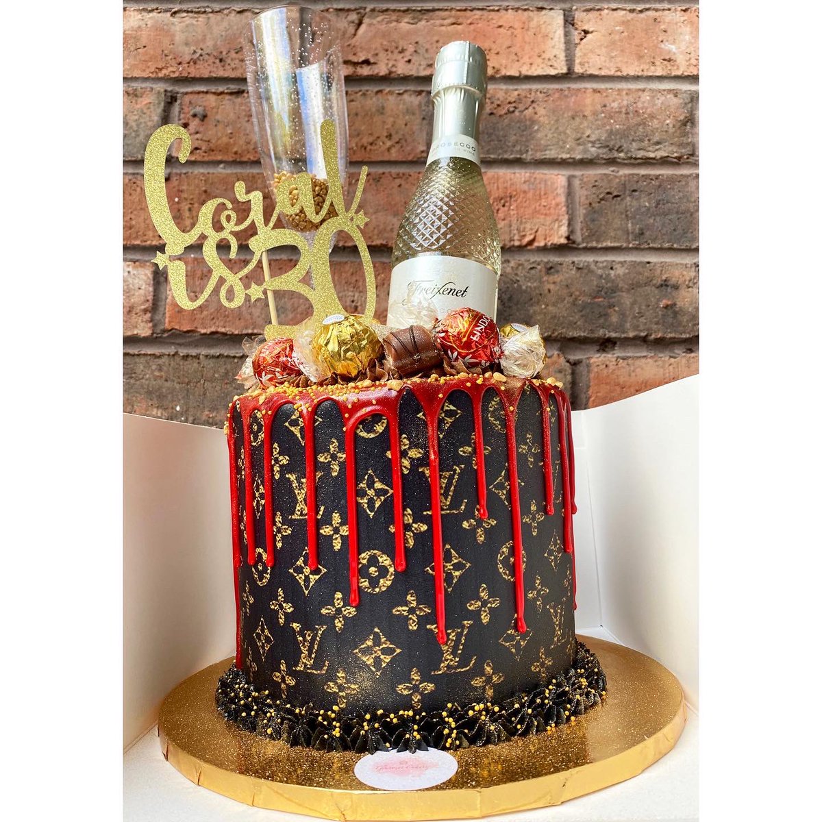 ohmygourmet's tweet photo. Can we just!!😍🍰👜 🥂 #thegourmetcakeryco #thegourmetcakery #cakes #dripcake #louisvuitton #lv #louisvuittoncake #lvcake #buttercreamcake #prosecco #champagnecake #ferrerorocher #lindt #designer #designercakes #bolton #boltoncakes #manchester #manchestercakes #caketopper https://t.co/bqntOBZu5I