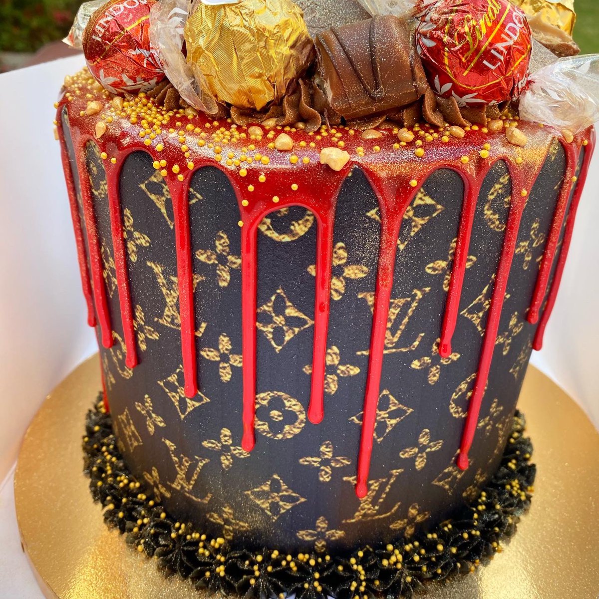 ohmygourmet's tweet photo. Can we just!!😍🍰👜 🥂 #thegourmetcakeryco #thegourmetcakery #cakes #dripcake #louisvuitton #lv #louisvuittoncake #lvcake #buttercreamcake #prosecco #champagnecake #ferrerorocher #lindt #designer #designercakes #bolton #boltoncakes #manchester #manchestercakes #caketopper https://t.co/bqntOBZu5I