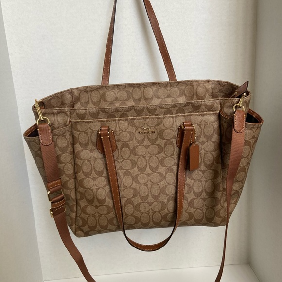 PoshMama6's tweet photo. So good I had to share! Check out all the items I'm loving on @Poshmarkapp from @DiamondDime214 @sophies_space #poshmark #fashion #style #shopmycloset #coach #michaelmichaelkors: https://t.co/a2sxJ1xRS2 https://t.co/iwTgZ63ya1