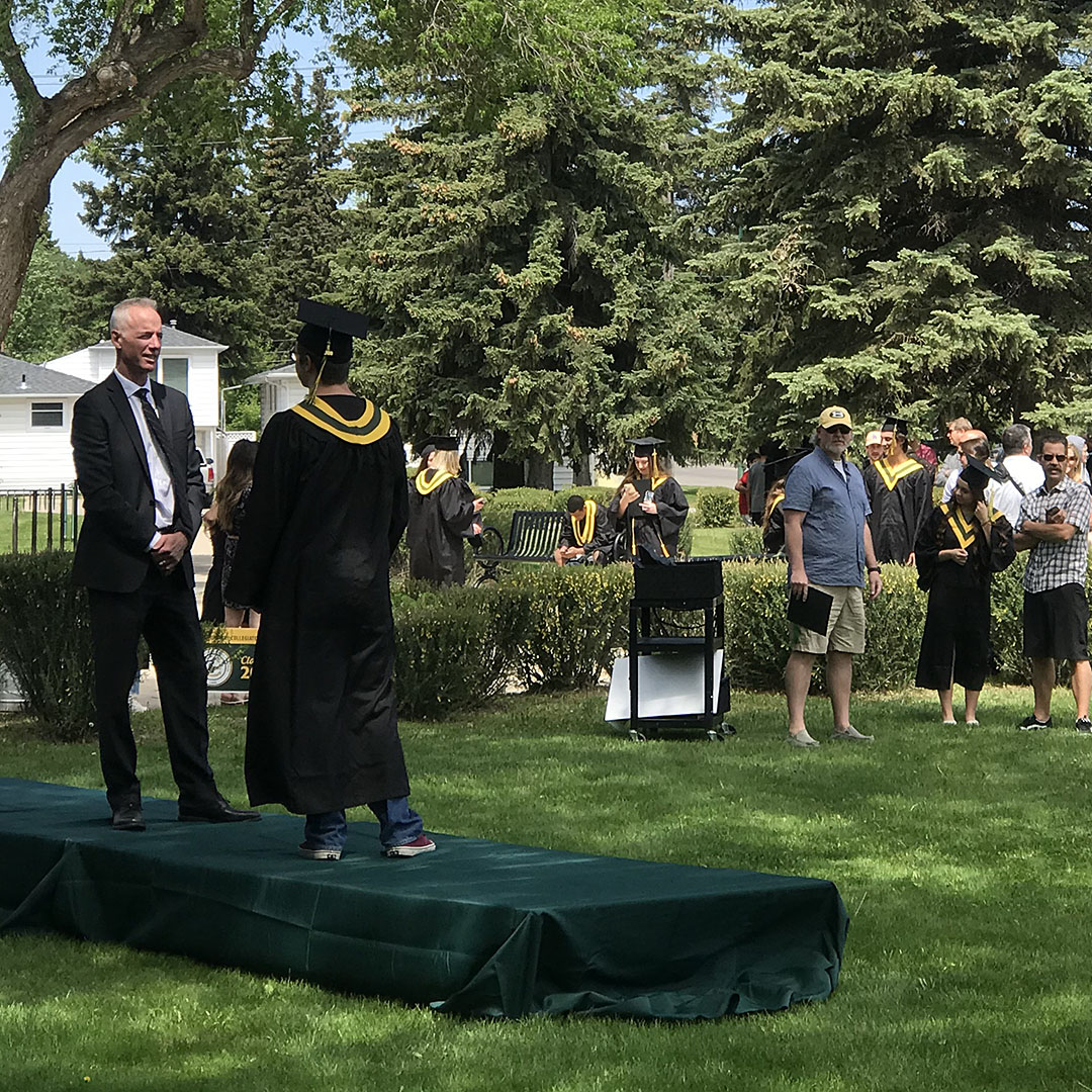 StoonPubSchools's tweet photo. Aden Bowman Collegiate welcomed and celebrated some of its Grade 12 graduates today. The school set up a small stage on the front lawn and grads were able to pick up their certificate and pose for photos with family members and Principal Paul Humbert. #spslearn https://t.co/jaHWh160hb