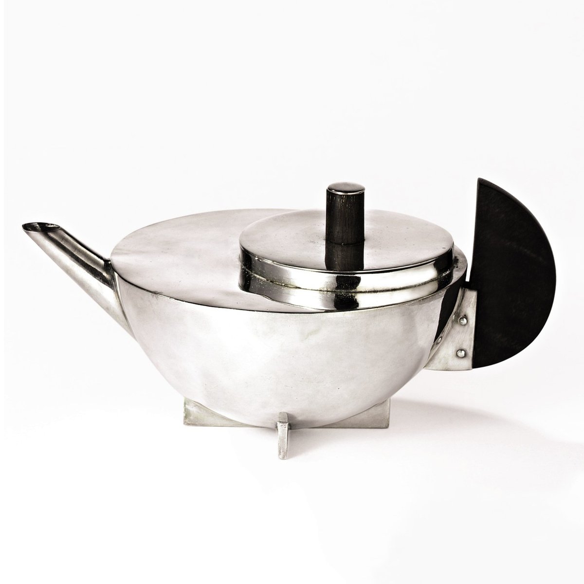 dezeen's tweet photo. Discover 10 of the most iconic pieces of Bauhaus furniture: https://t.co/Cj5C2Ql8wE https://t.co/kRqggMDENb