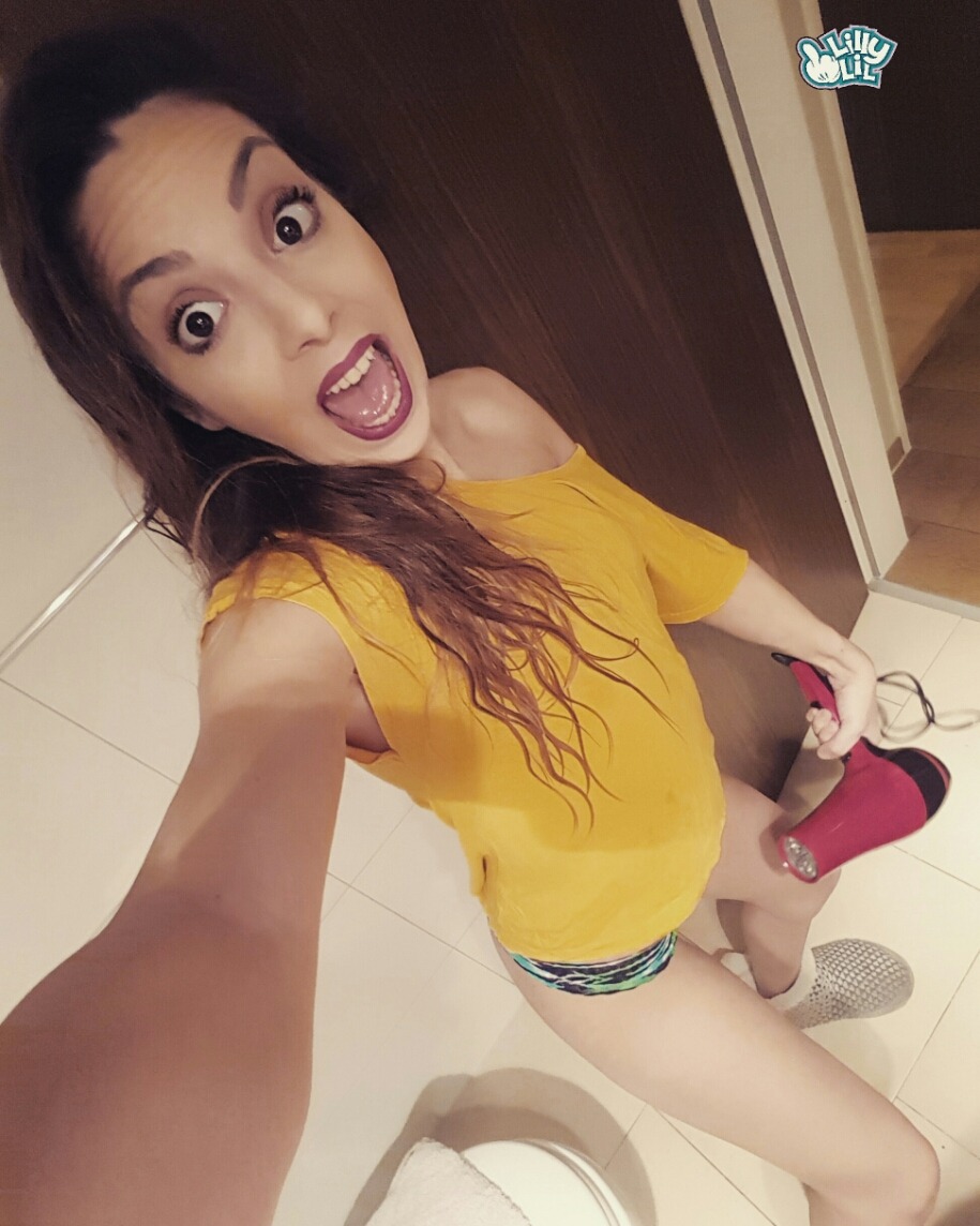 TongueHeaven's tweet photo. German Cam Cutie Lilly Lil 💋 Leave her a comment 👟 @lillylilcam 🍒

#openmouth #tongueout #lillylil #camgirl https://t.co/MicyHaaHV9