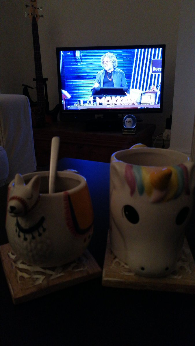 DAumenta's tweet image. Ciao da una Londra quasi autunnale  agli amici di #propagandalive. Il lama e l&apos;unicorno ci tengono davvero tanto a finire nel #var  #varpropaganda. Sono grandi fan di Makkox. Siete mitici