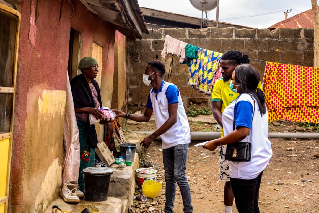 amkingdarey's tweet photo. So today with @Roys_Foundation I had the opportunity to visit the same street I grew up in Kakuri - Kaduna for the #WidowsMight Outreach #EachOneCanReachOne #COVID19 #Kaduna #foundation https://t.co/fyvLr2IL95