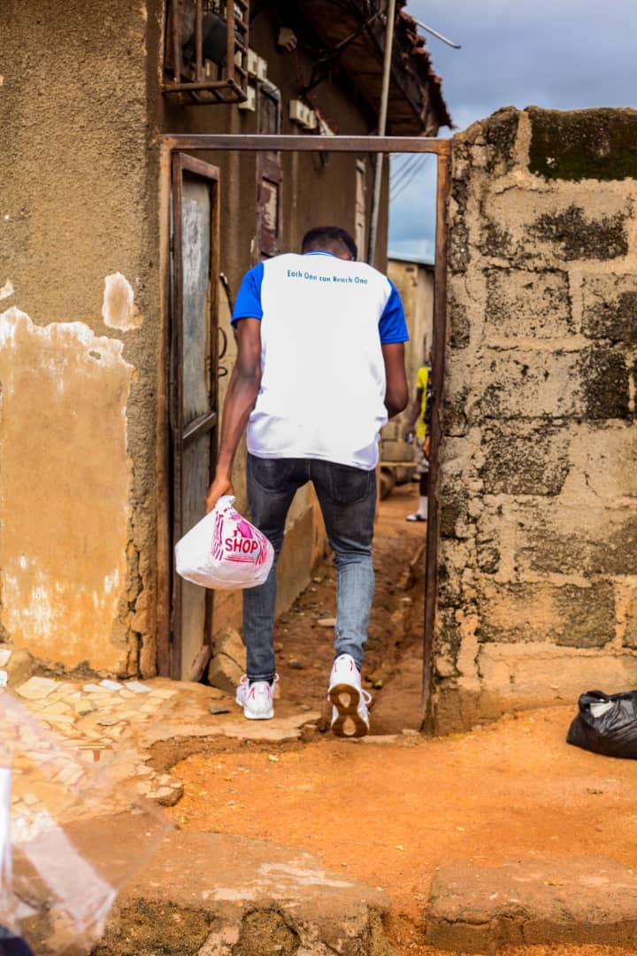 amkingdarey's tweet photo. So today with @Roys_Foundation I had the opportunity to visit the same street I grew up in Kakuri - Kaduna for the #WidowsMight Outreach #EachOneCanReachOne #COVID19 #Kaduna #foundation https://t.co/fyvLr2IL95