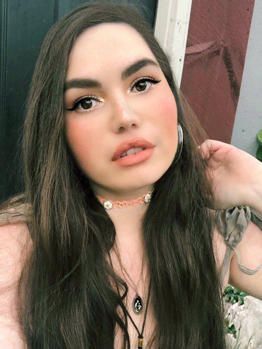 tripping on daydreams 💭🌿🌷 https://t.co/gRmpM3yrCH