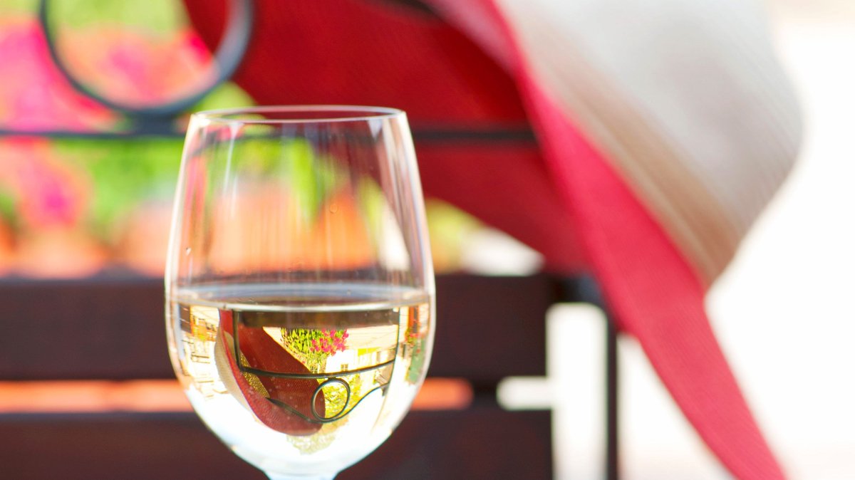 Pick out your best sun hat, a glass of Scarlett Sauvignon Blanc, and enjoy some time out on the porch this afternoon. #scarlettwines #rutherfordwines #rutherfordava #rutherford #napavalleywines #napavalley #napa #wine #sauvignonblanc