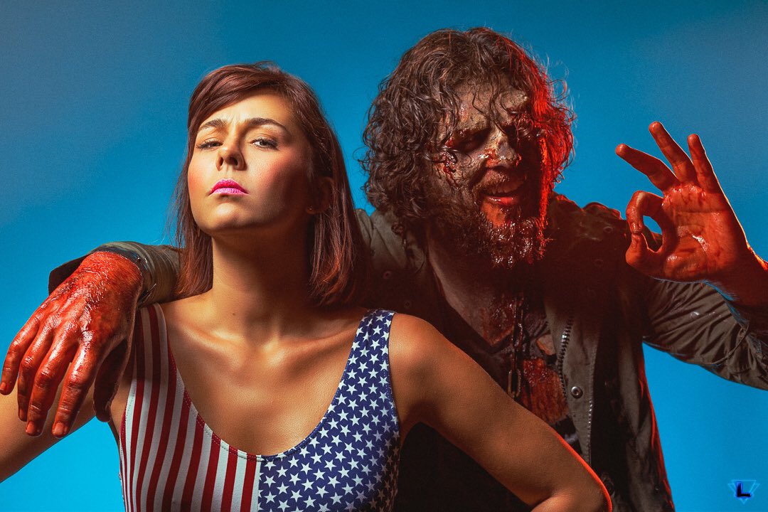 "Miss U.S.A. &amp; Lobowski, duo mortel"- (2020)
- -
RT si toi aussi tu as toujours voulu avoir un pote zombie !

Modèle : <a href="/LeaSchabo/">Léa Schabo</a> &amp; <a href="/gui1247/">Guillaume Romera</a> 
FX Makeup Artist : <a href="/Romain_Houles/">Romain Houlès</a> 
Photo : <a href="/lytnim/">Lytnim</a> 
Lieu : <a href="/thehangar84mtp/">Hangar '84</a>