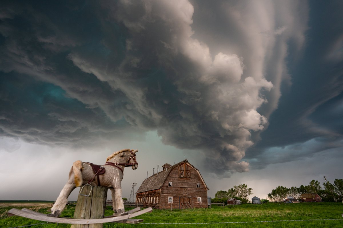 Told you I'd put this barn in front of a beautiful storm this summer! ...