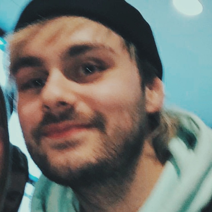 4summerxcalm's tweet photo. Esas "personas" que se gastan su saliva en insultar a michael, dejenme decirles que pierden su tiempo, el cual podrían utilizarlo en algo productivo, estoy orgullosa de apoyar y dar todo mi amor a este maravilloso ser humano, mike merece lo mejor 

#MichaelCliffordIsLovedParty https://t.co/05pz7qC4Iw