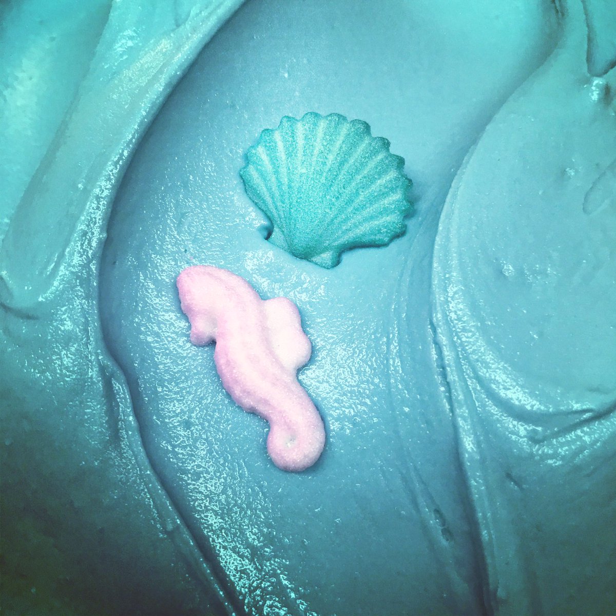 lindseynelsen's tweet photo. Tangaroa, god of the sea and of fishing, he is grandfather to all the fish and all the reptiles of the world. A gelato of caramelized pineapple, chyramoya and Blue spurialina #islandsofthegods #hawaii #hawaiian #hawaiianmythology #tangaroa #gelato #icecream #caramelizedpineapple https://t.co/S30Mq0JWRF