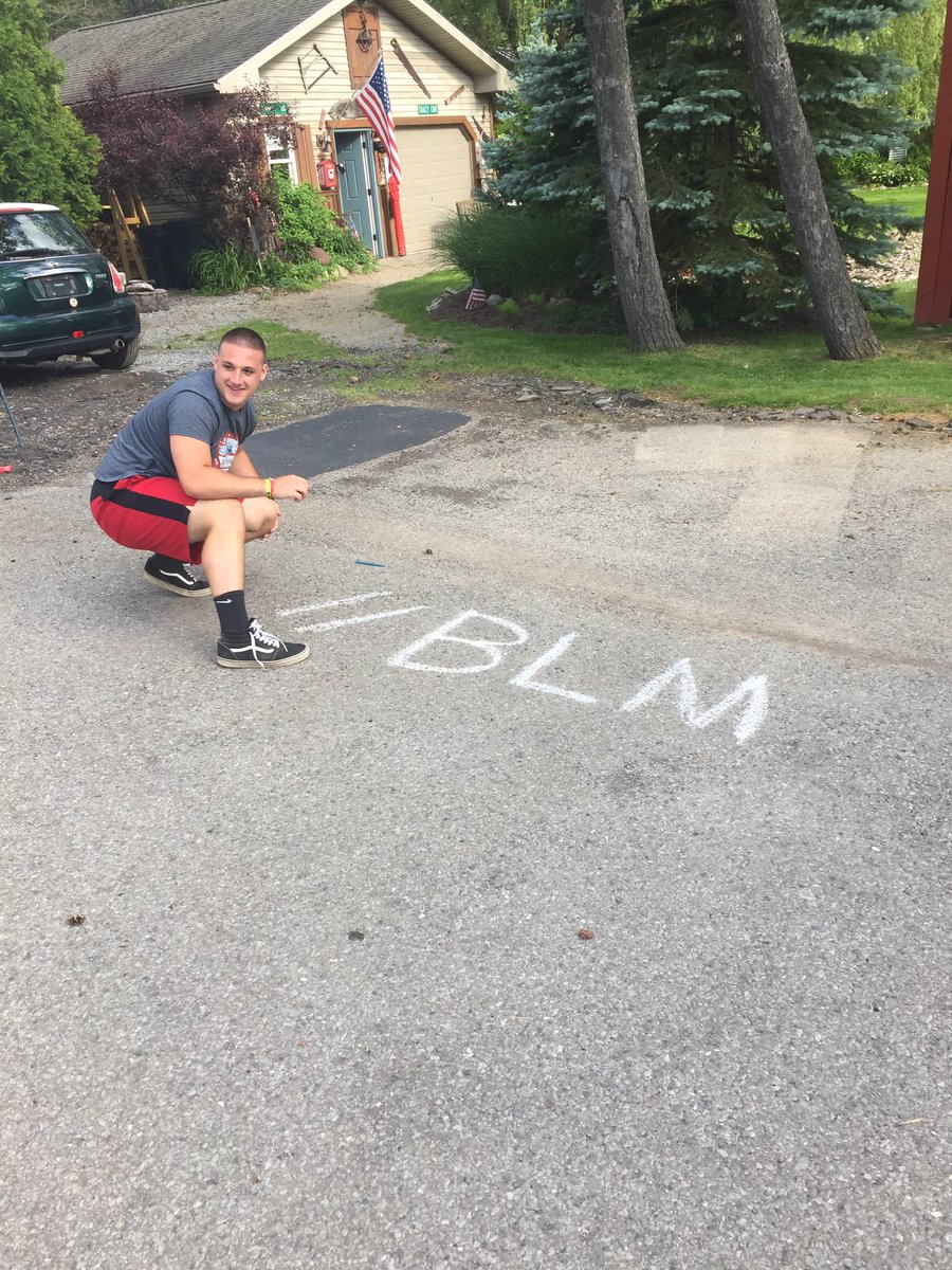 mblanalyst1's tweet photo. @david_gaca showing some love to black America. #blm https://t.co/gtOHS7haq0