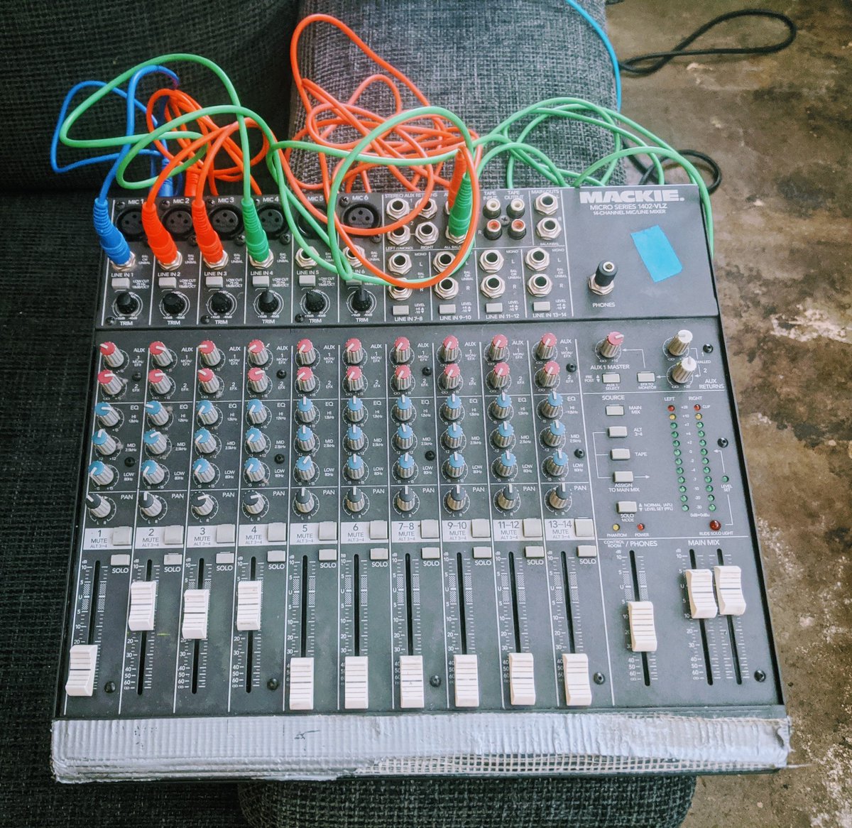 pallivan's tweet photo. Var að kaupa þennan ristaða meistara. Hlakka til að búa til massíft 90s noiseproject með honum. #noinputmixing #noise #90s https://t.co/4FRz74qTKI