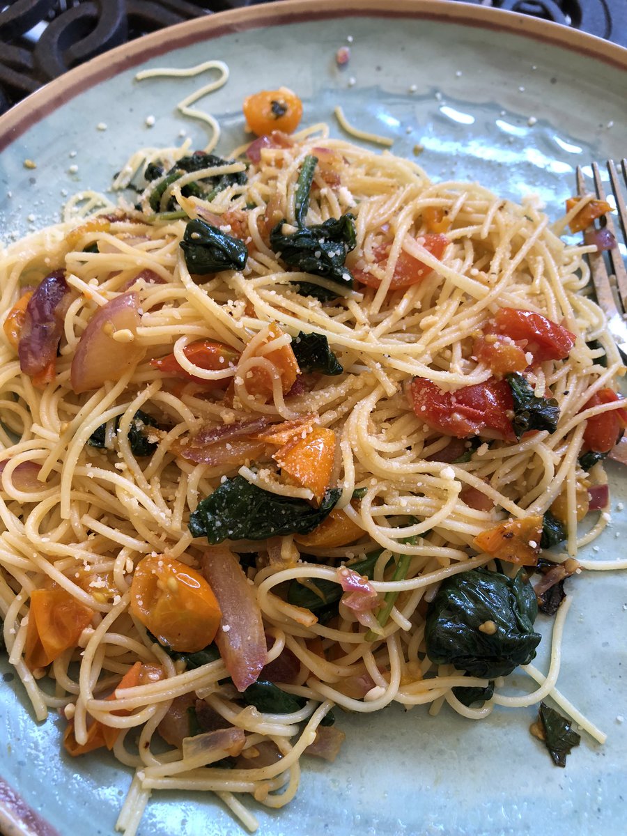 PamelaJGoodwin's tweet image. When your friend drops off some fresh cherry tomatoes and basil from her garden you make some angel hair pasta with avocado oil, spinach, garlic, red onions and a little bit of parmassen cheese on top.

#LessMeat #fridaycooking