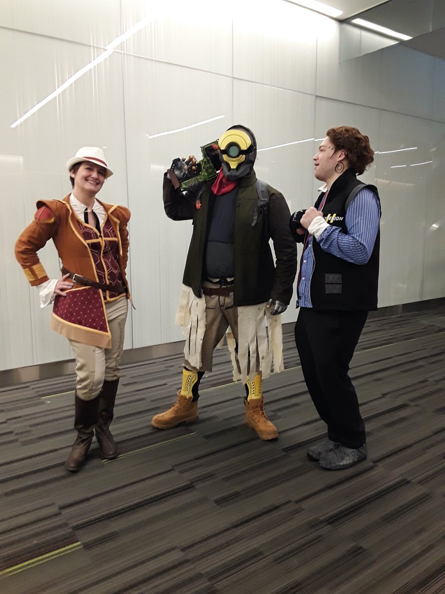 MichelleStitchz's tweet photo. I never did Tweet any Rhys and Fiona cosplay pictures from @galaxyconlou, so here ya go. https://t.co/g3AqGXQtNG