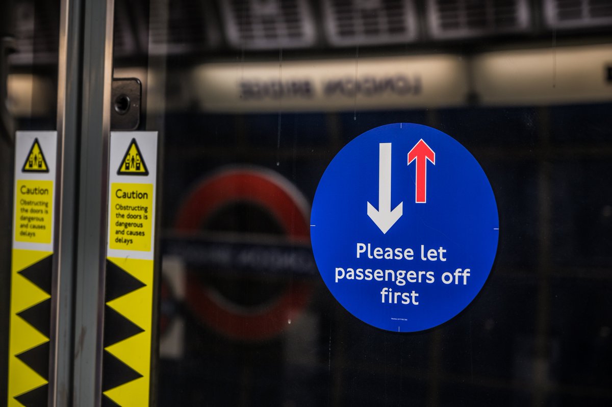 [THREAD]  #photooftheday 12th June 2020: Please let passengers off first https://sw1a0aa.pics/2020/06/12/please-let-passengers-off-first/