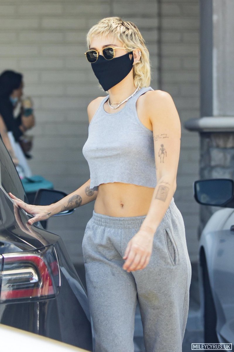 MileyUpdates on Twitter: "Miley in LA 🔥 belly button piercing is back!  https://t.co/BLgwQD4QhI" / Twitter