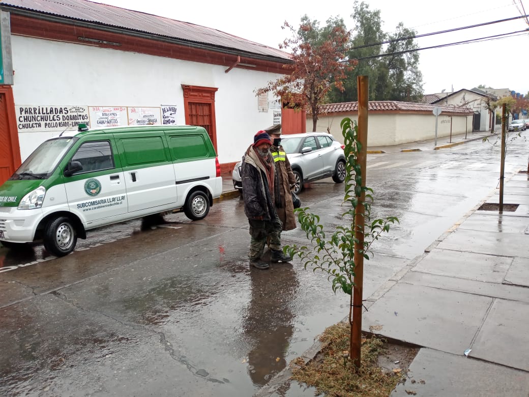 CarabValparaiso's tweet photo. Preocupados por la comunidad en este frente de mal tiempo, Carabineros de la Subcomisaría #Llaylay, trasladaron a una persona en situación de calle a un albergue en la comuna de #SanFelipe. #LaPrevenciónEsNuestraEsencia https://t.co/tbH7GswX1D