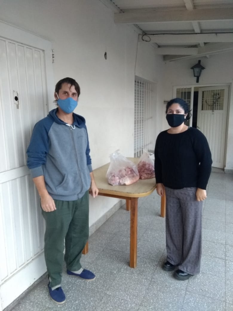Hoy el Ateneo ayudo con el reparto de carne, ya se lleva 700kg  entregados a las instituciones. 
fmreencuentro.com.ar/con-la-entrega…