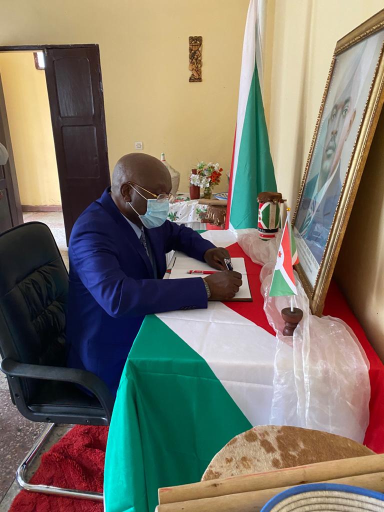 KENYAinDRC's tweet photo. H.E https://t.co/9dmtUfDE6A Masafu signs a condolence book alongside senior Burundi government officials &amp; other Foreign Diplomats in Kinshasa who turned up to pay their respects to the long-serving president of Burundi.H.E Pierre Nkurunziza died of cardiac arrest on 8thJune 2020 https://t.co/p23jCVTlTy
