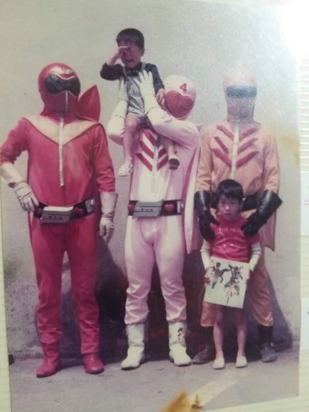 いさ子 初恋のモモレンジャーがもっこりしてて 男だった って号泣してる兄貴の写真が何度見ても笑ってしまう いさ子 初恋のモモレンジャーがもっこりしてて 男だった って号泣してる兄貴の写真が何度見ても笑ってしまう