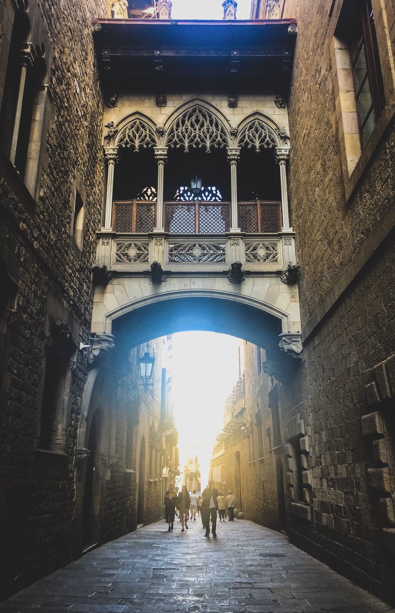 journey_along's tweet photo. While in #Barcelona, make sure to roam the #gothicquarters to see some medieval style #architecture! 
•
📸 @ Barcelona, Spain. 📍🇪🇸 
Full story @ https://t.co/7pYysCRprg now! 
•
#spain #architecturelovers #medieval #medievalarchitecture #catalan #styleinspiration #culture https://t.co/vpaejwwCnq
