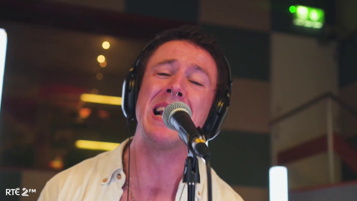 rte's tweet image. @RTE2fm #Studio8 Seisiún le @MoncrieffMusic  ☘

Leagan DOCHREIDTE d'amhrán Selena Gomez 'Lose You To Love Me'. Caithfidh tú éisteacht leis seo!

youtube.com/watch?v=LXJbRf…

#EalaíontóirÉireannach #Moncrieff