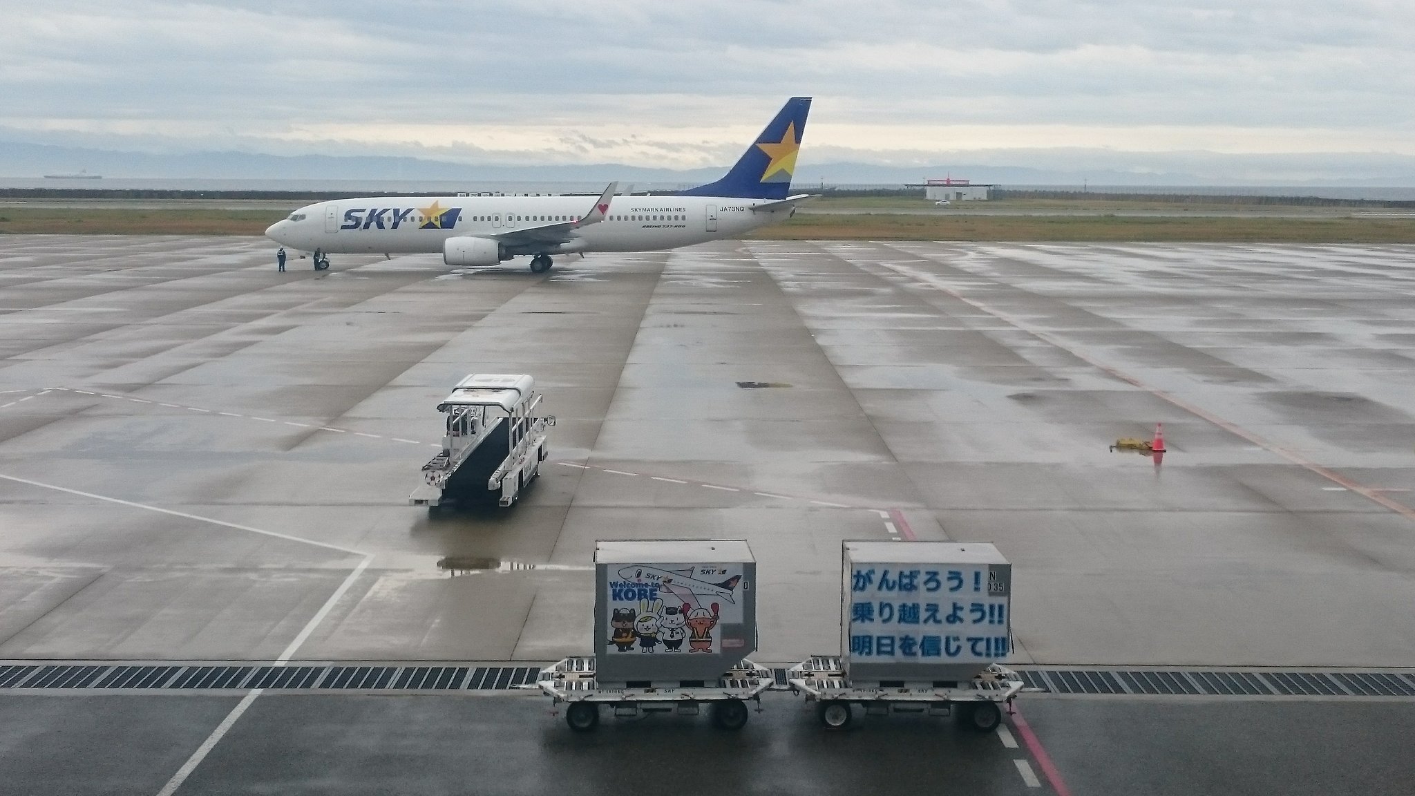 土 日 旅人 Donichi Tabito さぁ それでは行って来ます Sky591便 間もなく出発です 3列 3列シートですが ソーシャル ディスタンスを保つ為中央席は販売されていないので快適ですね 座席下にはコンセントもあって便利です スカイマーク