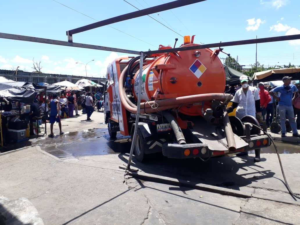 OviedoPSUV's tweet photo. Por eso; hoy cerramos nuestro día ahí, con un destape de cañerias, barrido manual y recolección de desechos sólidos. #GraciasPuebloHeroico #VamosCiudadGuayana https://t.co/zF3JBHBnxD